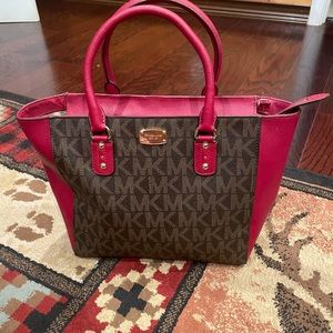Micheal kors shoulder bag with tag